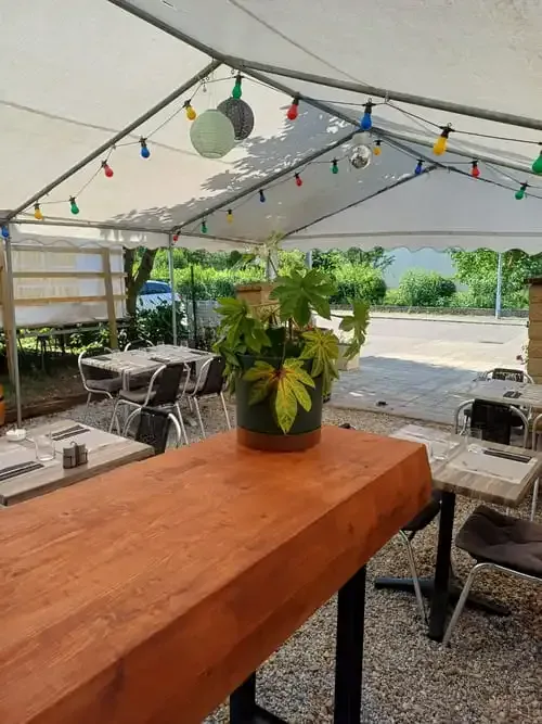 Terrasse extérieure Au Petit Gourmet 1