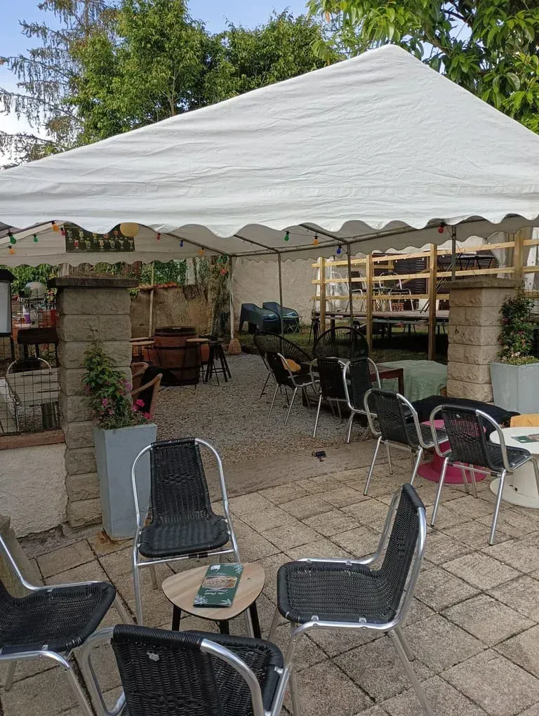 Terrasse extérieure Au Petit Gourmet 10