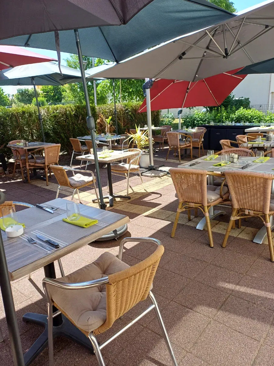 Terrasse extérieure Au Petit Gourmet 12