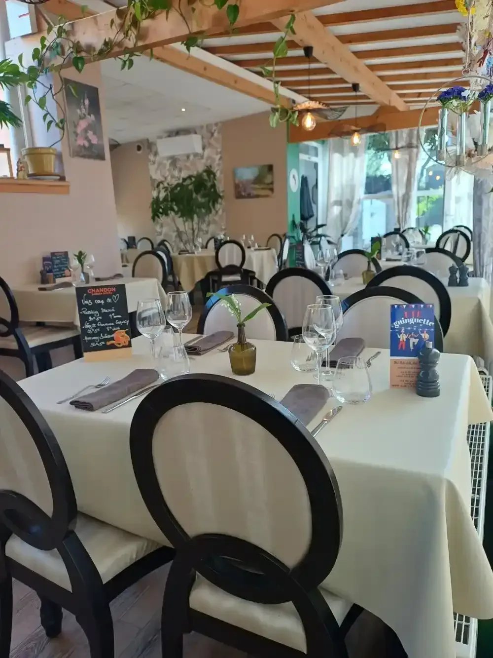 Salle du restaurant Au Petit Gourmet 13