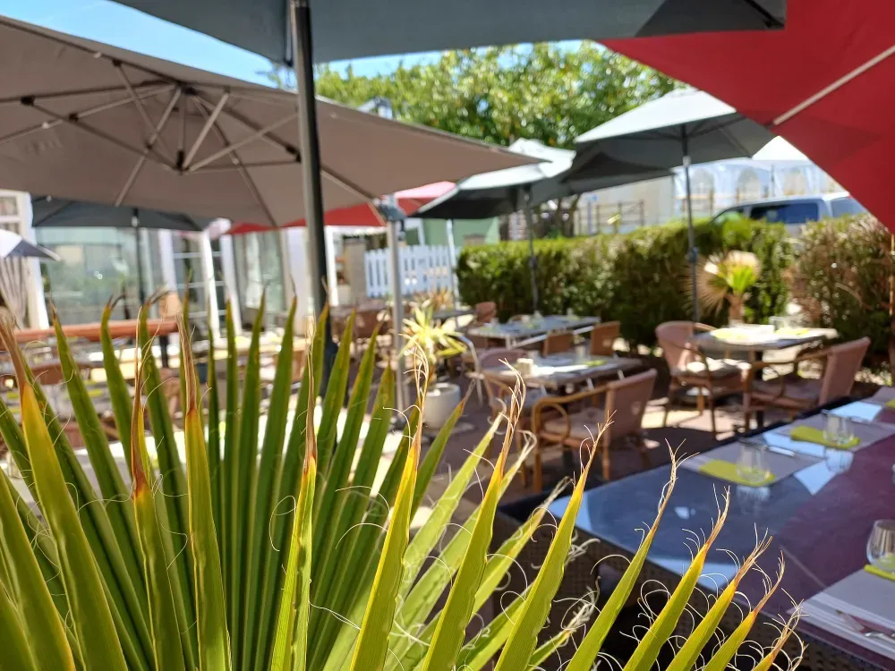 Terrasse extérieure Au Petit Gourmet 13