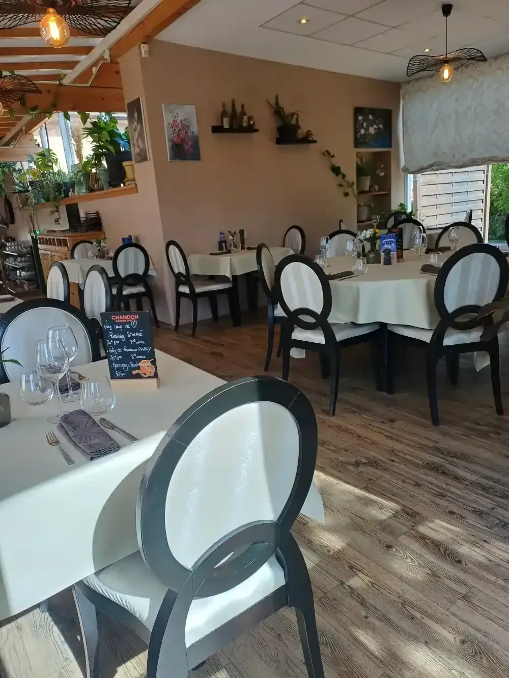 Salle du restaurant Au Petit Gourmet 14